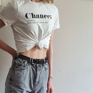 T-shirt, Vero Moda - Vit t-shirt med tryck på framsidan (se bild). Storlek XS. Sparsamt använd! Kan mötas upp i Uppsala/Stockholm, alternativt skicka mot fraktkostnad.💜