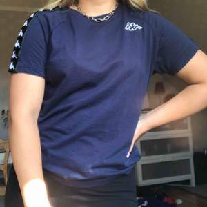 Marinblå t-shirt från Kappa 🖤 Är i väldigt bra skick, ställ gärna frågor 🥰