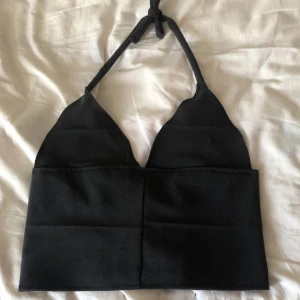 Grått linne - Grått linne som man knyter i både nacken och ryggen. Passar de flesta storlekerna då man kan justera storleken med snörena. Men passar bäst någon med mindre bröst.