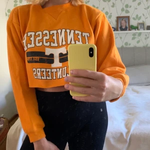 kroppad tröja - Cool kroppad tröja från Beyonce Retro i storlek L. Ganska liten i storlek, skulle passa M bättre.