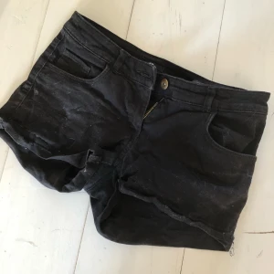 Svarta shorts - Suttit nitar på baksidan som jag tagit bort. Säljer därför dessa billigt!