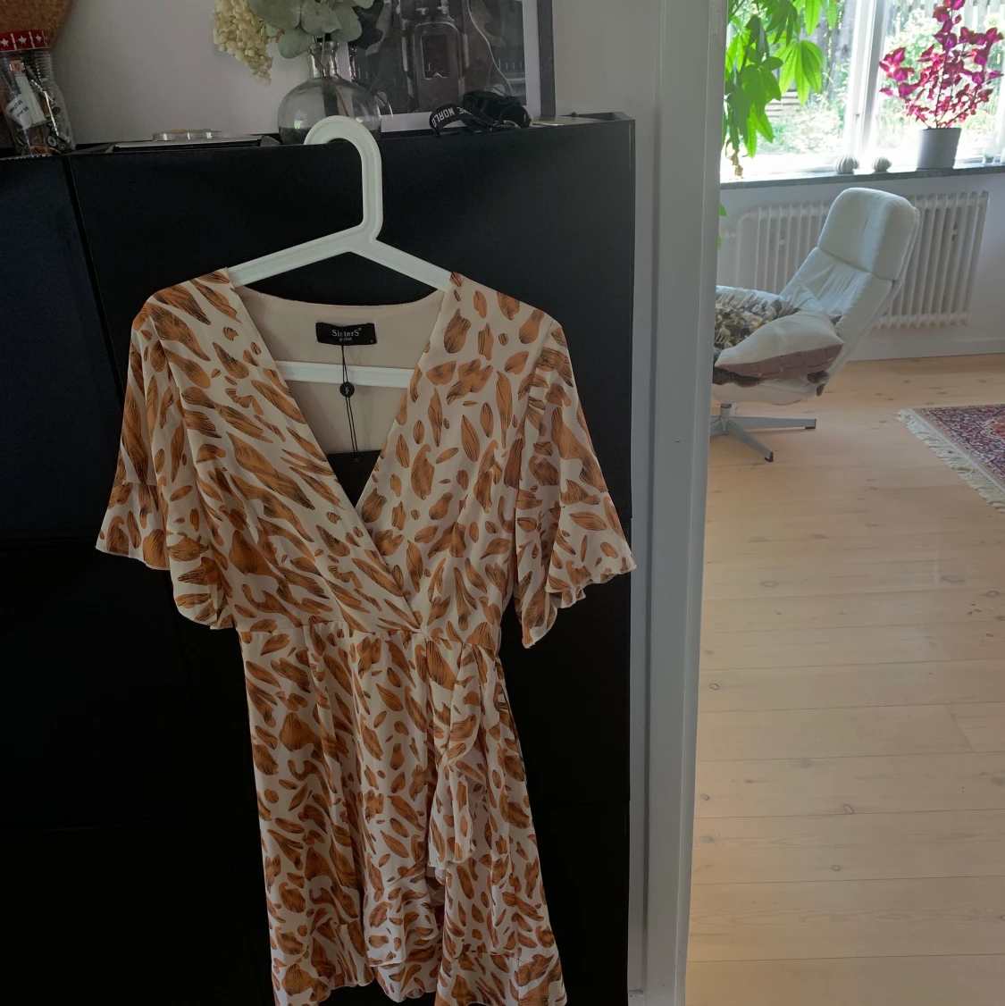 Oanvänd klänning i storlek M