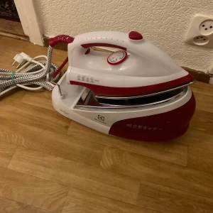Strykjärn - Den funkar perfekt. Blivit använd några gånger men funkar ny för varje gång jag använt den