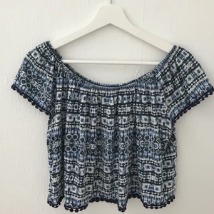 Mörkblå blus - Väldigt bekväm mörkblå blus från Atmosphere. Mjukt material. Använd ett flertal gånger och är i mycket gott skick. Säljer eftersom att den inte längre används.  Storlek: 34    Pris: 50kr + frakt