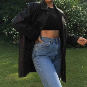 Vintage Skinnjacka - Jättesnygg vintage skinnjacka! Säljer då den tyvärr är lite för stor för mig :( Står ingen storlek men skulle säga L/XL!