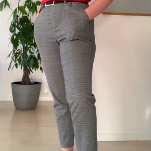 Kostymbyxor från Uniqlo strl L - Jättefina, rutiga, kostymbyxor från uniqlo!🥰 Jag är 168cm och de går lite ovanför mina anklar. De är i jättebra skick då jag bara använd de ett par gånger och ser helt nya ut:) Mitt pris är 60kr. Köparen får betala för frakt!