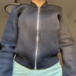 Svart bomber - Svart bomber jacka i spännande material väldigt fin 🌺