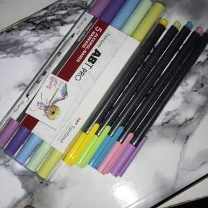 super fina colors på de här populära pennorna som passa till min andra inlägg så kika innn💓🌸🌷💖💕 alla för 150 oanvända ✨ passar för plugget och gör det mycket aesthetic ✨💓😍