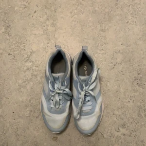 Blåa springskor/jumpa skor - Ett par blå skor, bra sick, använd cirka 5 gånger,har reflexer på sidan