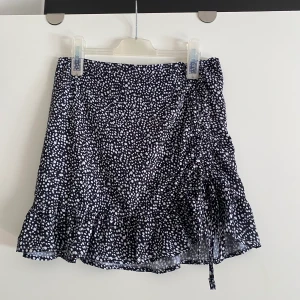 Kjol - Säljer denna supergulliga kjol från Shein pga att den var lite för stor för mig! Den har en dragkedja där bak och är i storlek M⚡️⚡️ 