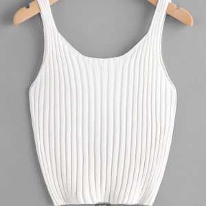 Intressekoll Linne - Vitt gulligt linne från shein. Dm vid intresse. Fett söt med ett par jeans och ett större bälte. Aldrig använd. Orginalförpackning finns kvar. Högsta bud 50kr+frakt 