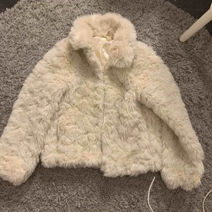  - mysig fuskpäls jacka från hm som jag köpte förra vintern med den kommer aldrig till användning. den är helt som ny.💕💕