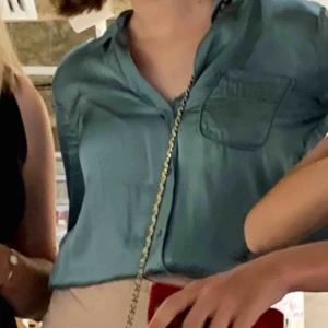  - En skitsnygg silkes topp från Love Stories. Står ”amore” på bröstfickan. Köpt för 1000 kr men sänker priset. Är i väldigt bra skick använt mindre än 6 gånger. Passar tyvärr inte längre.