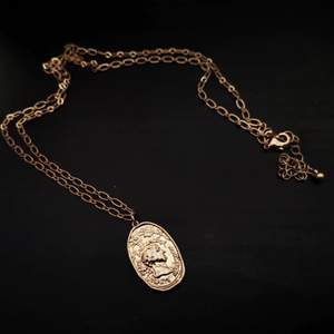Guldfärgad halsband med ett mynt. Köptes på kappahl i set så är oanvänt. Kan hämtas i Lund eller Eslöv annars tillkommer frakt på 11kr :) 