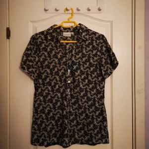 Skjorta - Kortarmad skjort. Köptes second hand så kan inte säga hur mycket den har använts men den är i bra skick. Kan hämtas i Lund eller Eslöv annars tillkommer frakt :) 