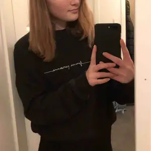 Svart sweatshirt med text från hm💓💓💓💓köparen står för frakten