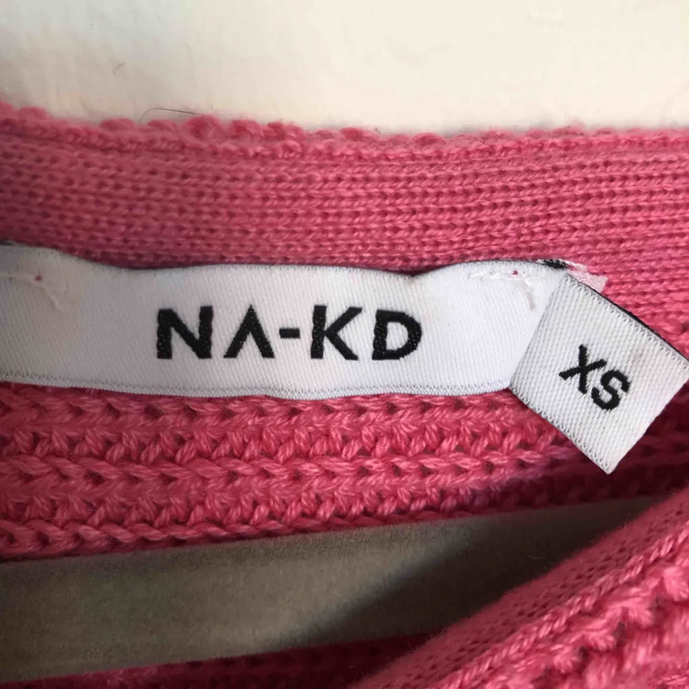Populär tröja från NA-KD i storlek xs. Passar även S om man vill ha den lite tightare. För liten för mig. Använd ett fåtal gånger. Priset är exklusive frakt. . Tröjor & Koftor.