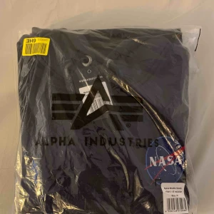  - Alpha Industries X Nasa Navy Blue  - Storlek: Medium - Skick 10/10 (Oöppnad) - Nypris 840kr - Pris: 400kr - Kvitto finns online  Fast pris. Köparen står för frakt.   Digitalt kvitto finns. Kommer från ett djurfritt och rökfritt hem