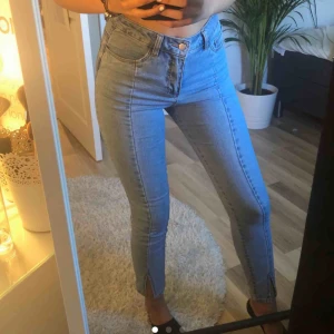  - snygga jeans från na-kd med slits || stretchiga || storlek 36/S || Används inte så vill bara bli av med dom säljer för 90kr + frakt 😇 