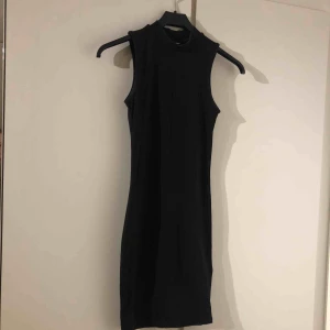  - Svart klänning 