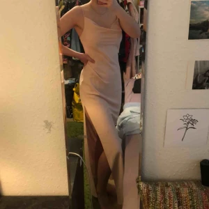  - Stilren, ljusrosa klänning, perfekt till bal!!  Storlek 34/xs, slits i sidan Aldrig använd, köpt för 350 kr Priset kan diskuteras vid snabb affär, men frakt tillkommer 💕