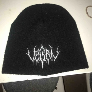  - Snygg mössa från dollskill med grafisk/ metal text på.   Aldrig använd, endast testad💕 köparen står för frakten som går på ca 30kr 🌟