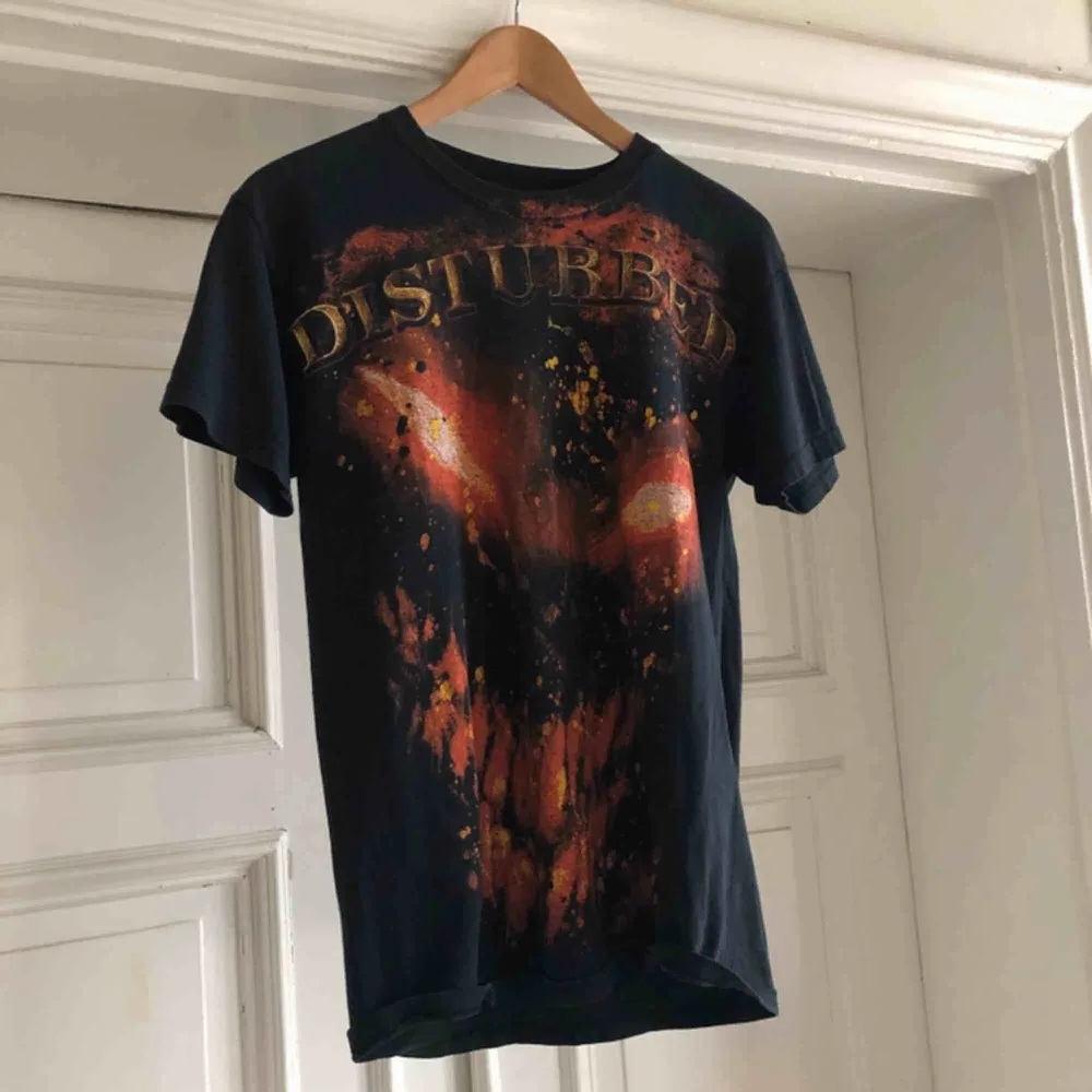Disturbed- kan hämtas i Uppsala eller skickas mot fraktkostnad . T-shirts.
