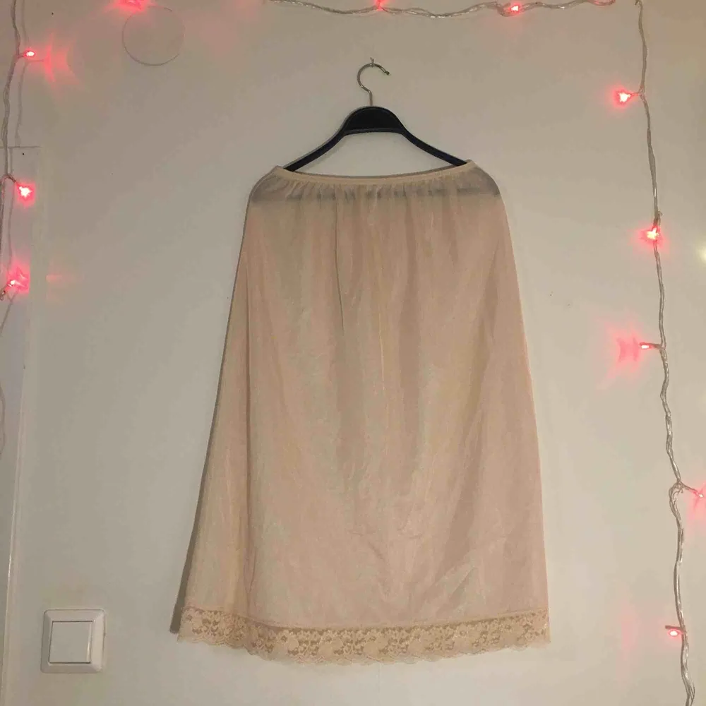 Vintage, beige underkjol från farmors garderob!🌸 (Cirka 70cm lång.). Kjolar.