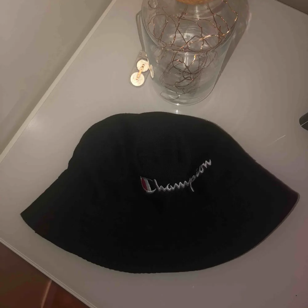 Jättesöt bucket hat köpt i Filippinerna i vintras och har aldrig använt den, den är svart och passar till nästan alla outfits!! 💘. Accessoarer.