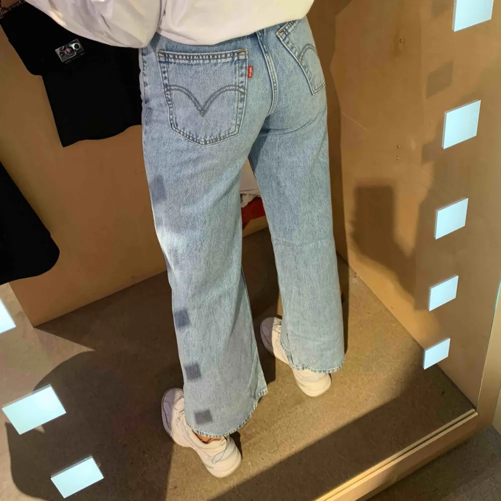Levis wide leg jeans i nyskick! Använda endast fåtal gånger!  Nypris 1250kr. Stl, 27/32!  Säljer pågrund av att dem blivit för korta och för stora i midjan! Köparen står för frakt! Skriv för mer bilder❤️. Jeans & Byxor.