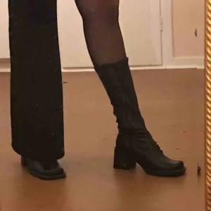 Skor - SLITNA men väldigt SNYGGA boots! Det är mest slitage vid dragkedja  men inget som påverkar självaste skon (går säkert att fixa hos skomakaren eller med lite, lim diy-style) . Säljer för de är för snygga för att slänga men används för sällan! 🤧💕🤝 