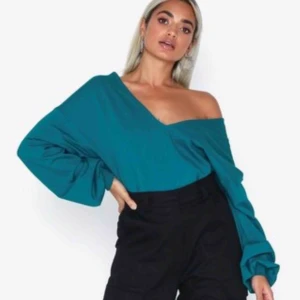  - Finaste tröjan från Nelly, säljer pågrund av att jag aldrig känner att jag kommer få användning för den 😩 Den är helt ny med alla lappar kvar och köpt för 349kr 💕