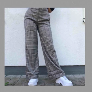  - Svinsnygga byxor från hm. Köpta på Plick men var tyvärr försmå. Sitter ungefär som en stor S/38. Jättebra skick, skulle tro att de är oanvända. Bilderna är från förra ägaren🌼