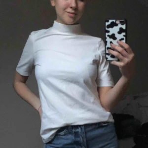  - Vit tisha i stretchigt material, turtleneck! Använd men i gott skick! Pm vid frågor❤️