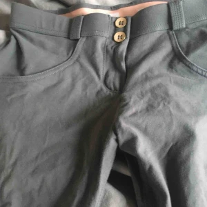  - Gråa byxor i märke WR.UP . Köparen står för frakt och säljaren står inte för slarv från PostNord