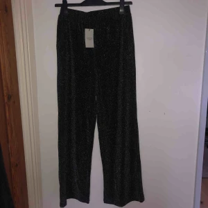  - Superfina ”glitter”byxor, helt oanvända! Både prislapp och kvitto kvar. Tanken var att jag skulle lämna tillbaka dom men butiken hade bara 7 dagars öppet köp... Fin passform och skön modell. Frakt tillkommer även! 