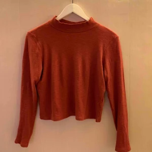  - Croppad tröja med krage. Skulle beskriva färgen som burnt orange. Den är lös i passformen.   Jag kan mötas upp i Borås, eventuellt Göteborg, annars står köparen för frakten. 
