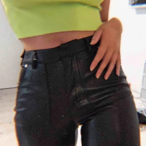  - Supersnygga skinnbyxor med stora fickor framtill. Finns ett litet hål vid hylsorna som lätt går att fixa till. Tyvärr lite för små för. På sista bilden ser man hålet när jag stretchar ut byxorna lite.