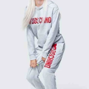  - Säljer min moschino x hm mjukisdress! Tar swish och frakten ingår! Pris kan diskuteras!