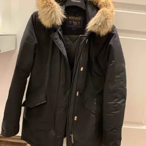 Woolrich Arctic parka i dun. Liten i stl, stl large men skulle säga som en medium då jag har medium på allt annat. Superfint skick. Sparsamt använd då jag har haft fler jackor att byta av med. Kommer från ett rök och djurfritt hem.