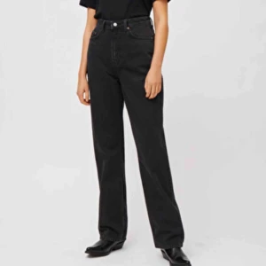  - Weekday ”Rowe Extra High Straight Jeans”  • Färg: Echo Black” • Storlek 28/30.  • Orginalpris: 500kr Säljer för: 300kr+frakt. • Säljer pga för stora • Använda men i nyskick 