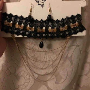 Choker - Svart och guld choker med örhänge, aldrig använd! 