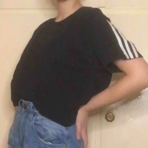  - Omsydd Adidas-tröja från Beyond Retro Nypris: 259kr Strl: M