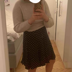  - Säljer denna kjol, från park lane. Sitter snyggt och har ett fint fall❤️