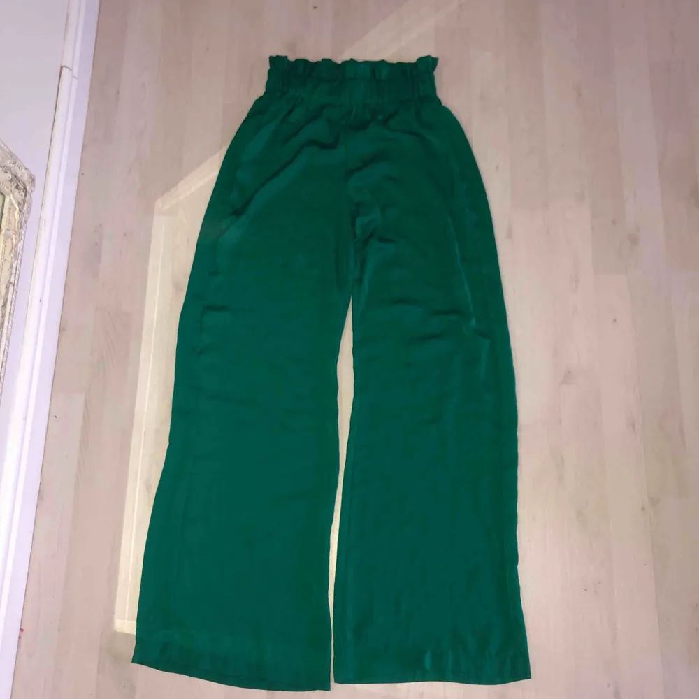 fina gröna utsvängda byxor från Mango, använt skick. Jeans & Byxor.