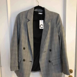  - En aldrig använd kavaj från Cubus som är snygg nu till våren. Man kan vika upp armarna på den för att få en snygg kant (kolla andra bilden). Storlek: 36. Nypris: 500kr! Frakt tillkommer på 50kr🌼🌼🌼