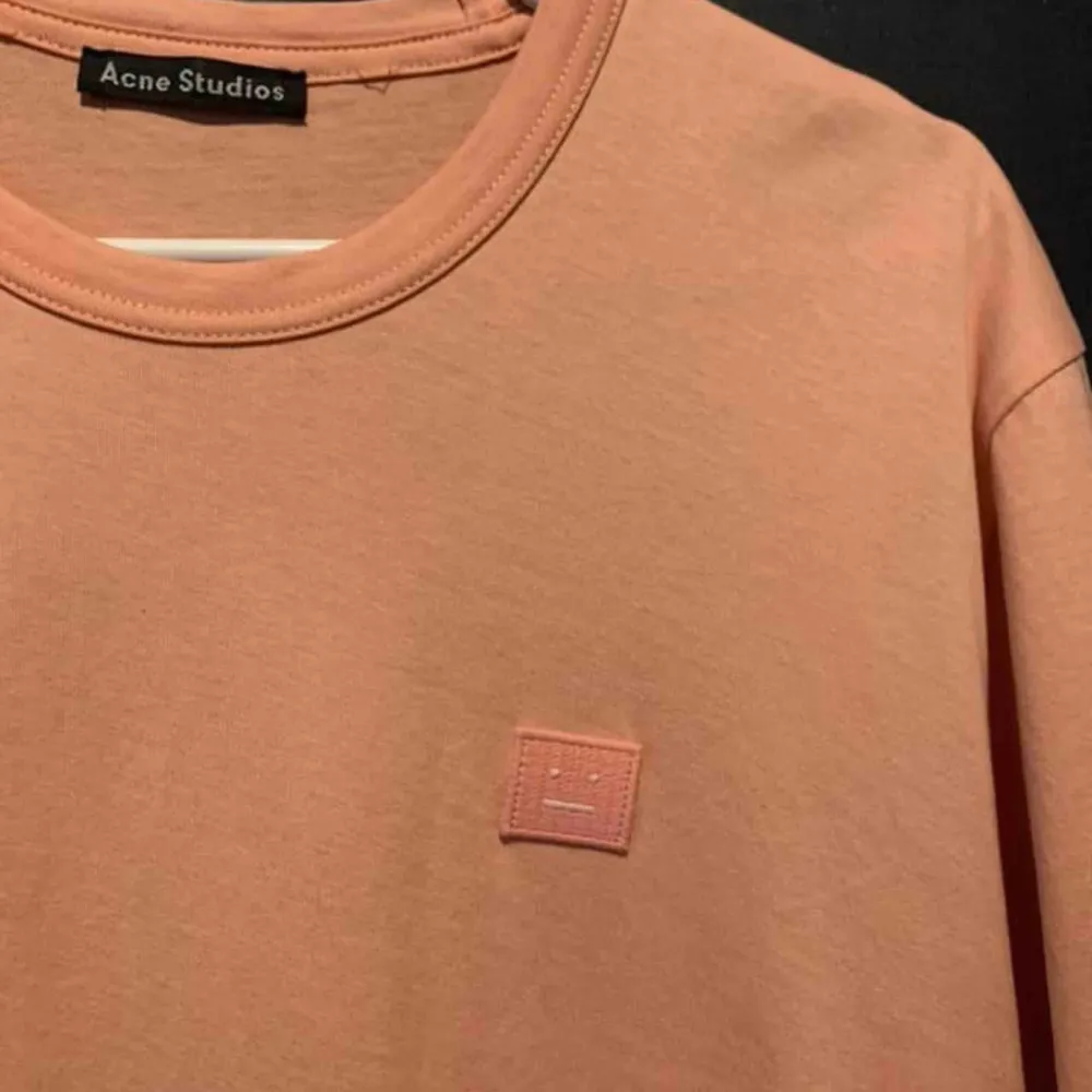Säljer Acne Studios t-shirt i storlek XS men passar även S. Oanvänd, nyskick. Nypris är 1100kr men säljer för 450kr 🤩. T-shirts.