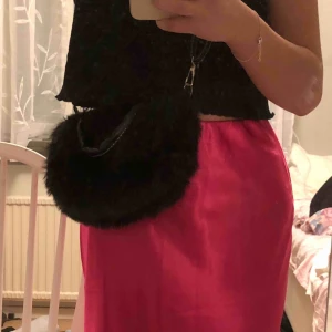  - Söt fluffig handväska som inte kommer till användning tyvärr ❤️ fick i present så vet ej vart den är ifrån