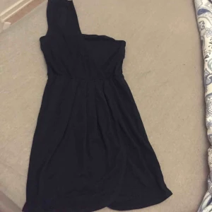  - Mörkblå klänning Jätte skönt material Endast testad