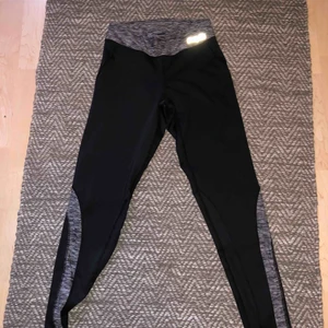  - Supersnygga träningsleggings som tyvärr inte passar längre. Frakt 30 kr. 